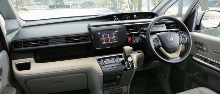 Honda Stepwgn spada 2015 салон
