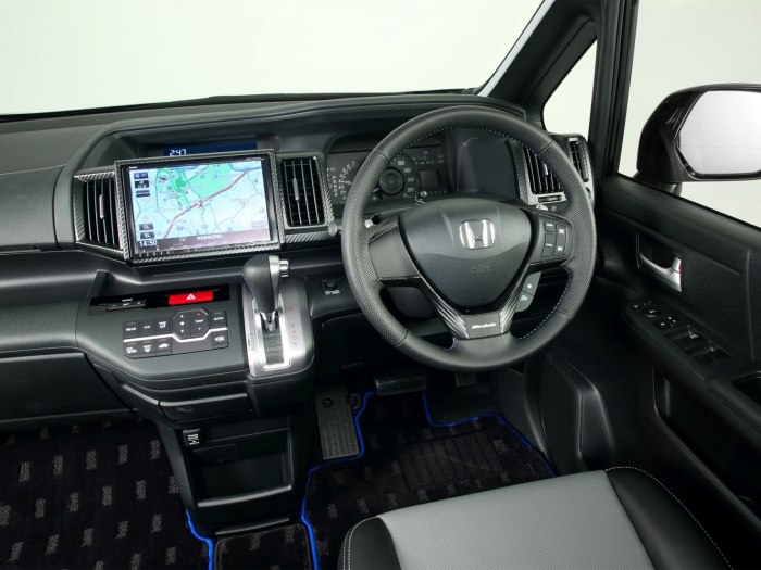 Honda Stepwgn spada 2015 салон