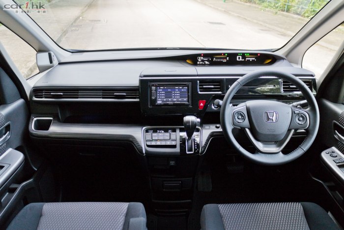 Honda Stepwgn spada 2015 салон