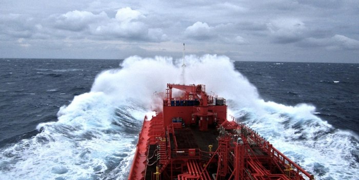 Танкер с нефтью