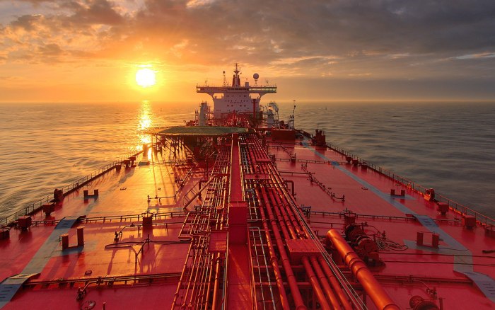 Палуба нефтеналивного танкера
