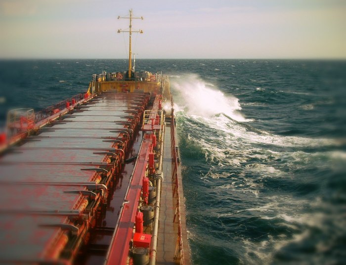 Нефтерудовоз в море