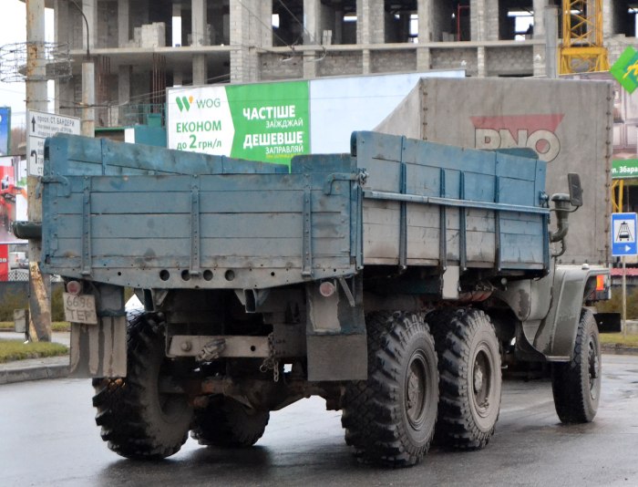 Урал 377 вид сзади