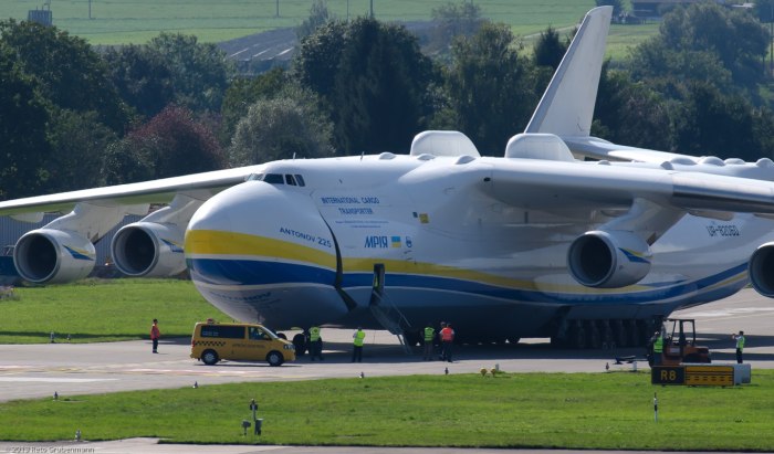 АН-225 Мрия кабина