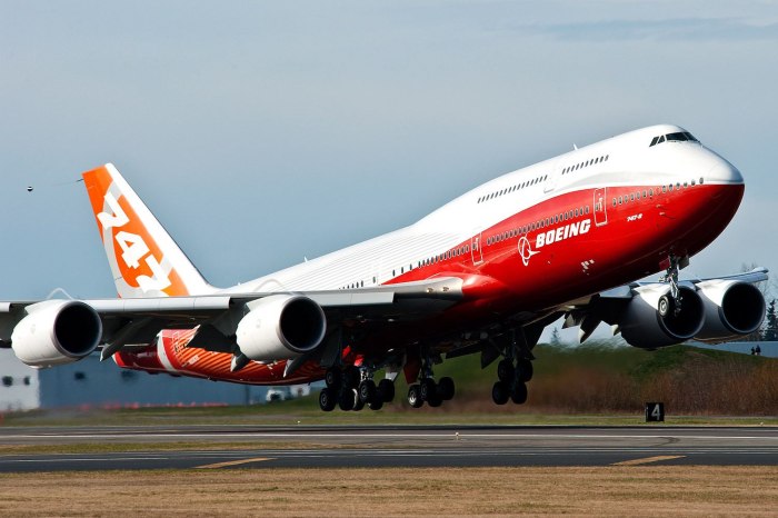 Авиалайнер Боинг 747