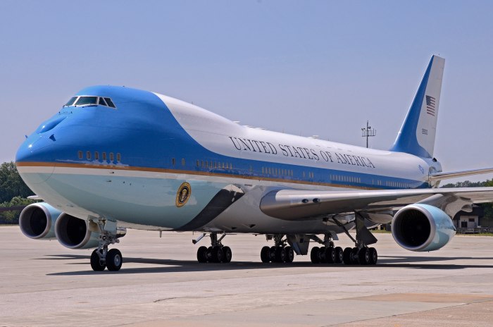 Авиалайнер Боинг 747