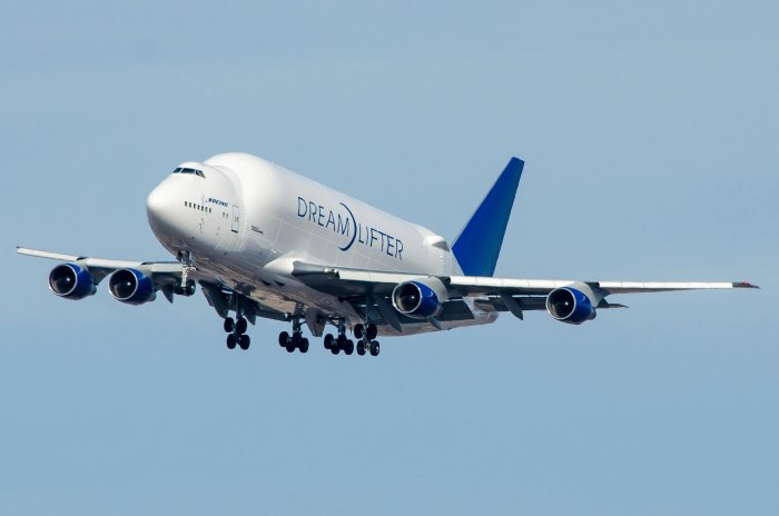 Авиалайнер Боинг 747