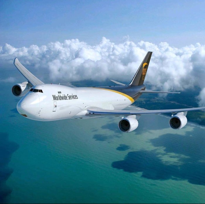 Авиалайнер Боинг 747