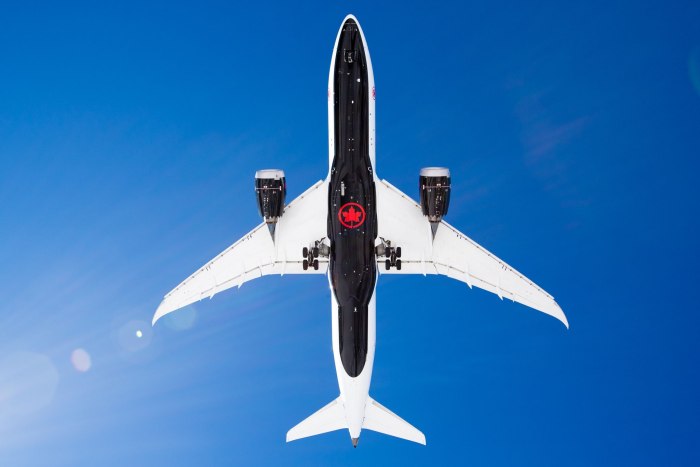 Boeing 787 снизу