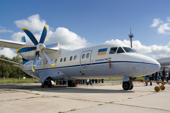 АН-140 пассажирский самолёт