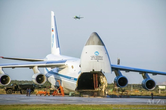 Грузовой самолет АН-124-100