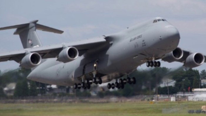 Lockheed c-5 Galaxy и АН-124 Руслан