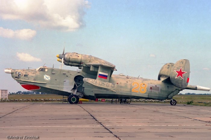 Противолодочный самолет бе-12