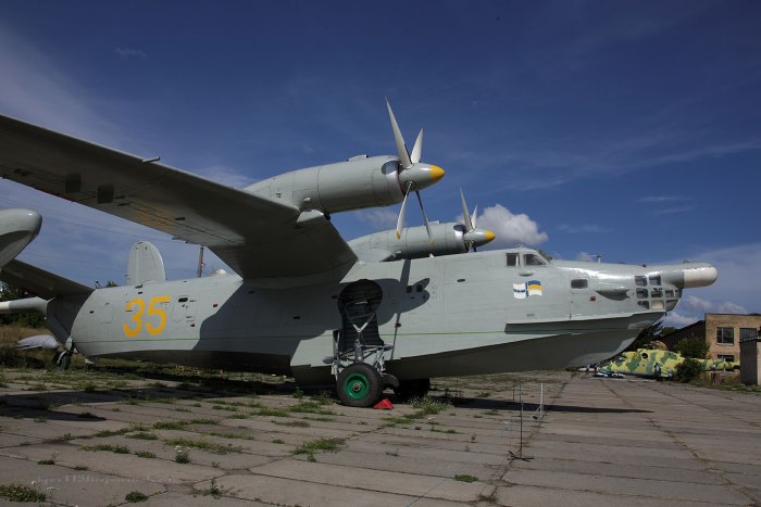 Противолодочный самолет бе-12
