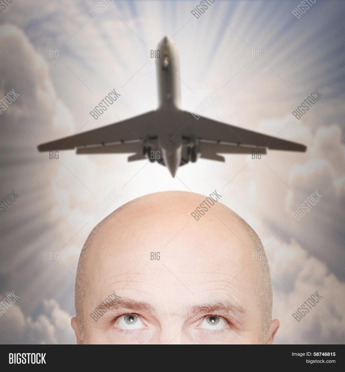 Самолет над головой