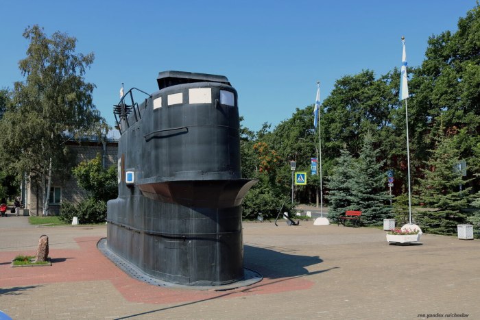 Памятник подводной лодки в Кронштадте зимой