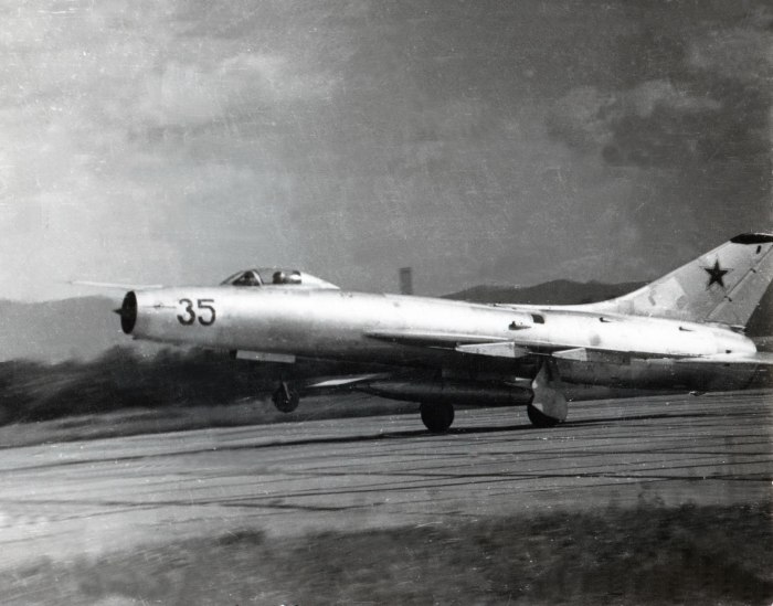 Истребитель-перехватчик Су-7
