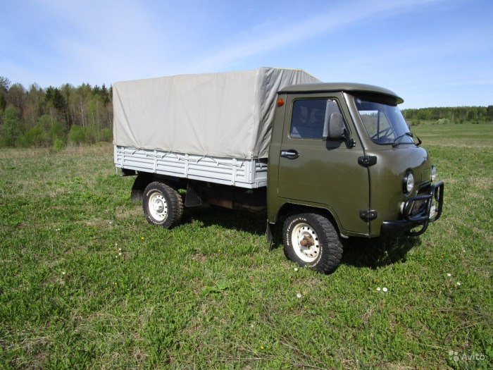 УАЗ-3303 малотоннажный грузовой автомобиль