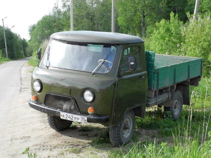 UAZ 3303 бортовой грузовик