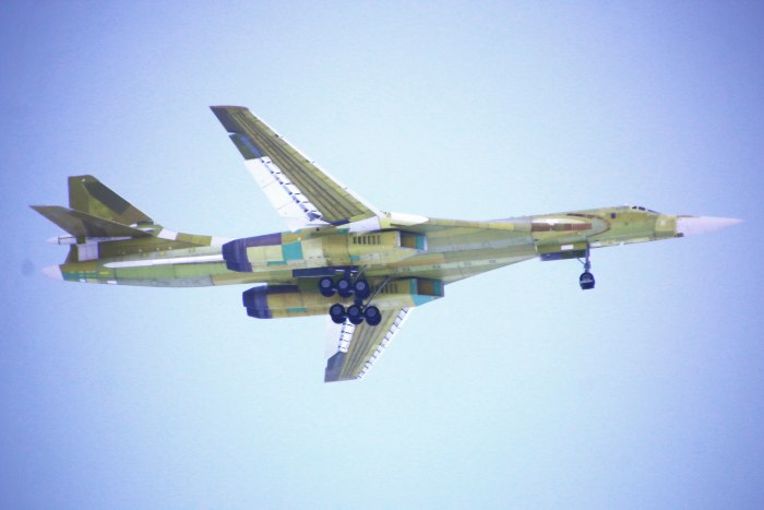 Стратегический бомбардировщик ту-160 белый лебедь