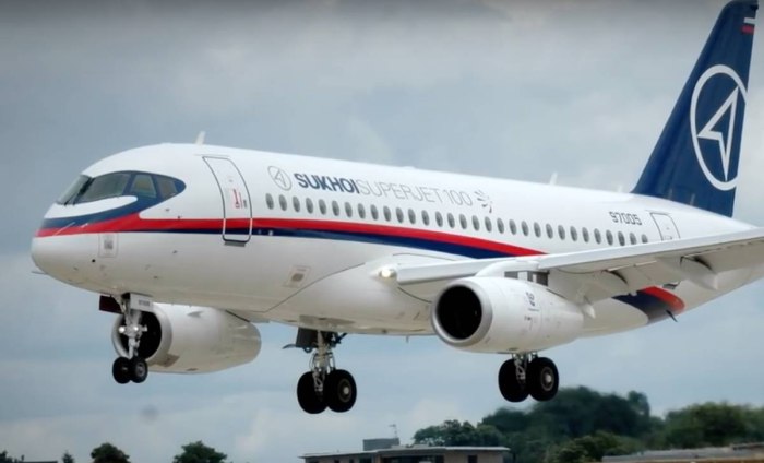 Super Jet SJ-100 самолет