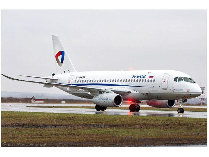 SSJ 100 сзади
