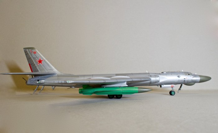 Модель самолет ту-16к-10 (Badger-c) 1/144