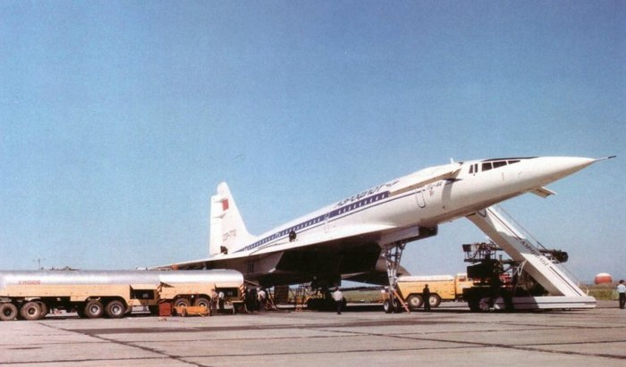 Сверхзвуковой пассажирский самолет ту-144