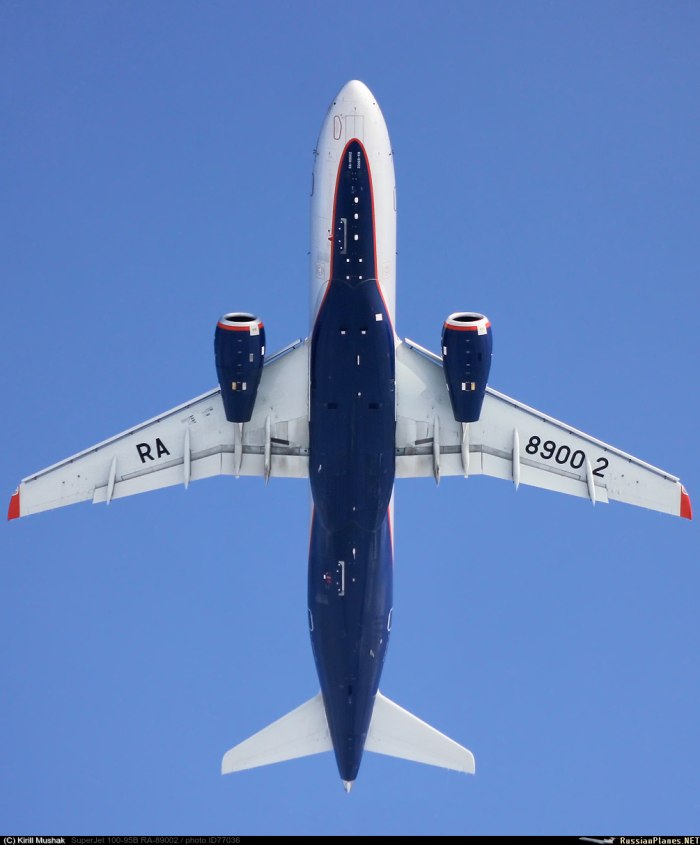 Sukhoi Superjet 100 вид сверху