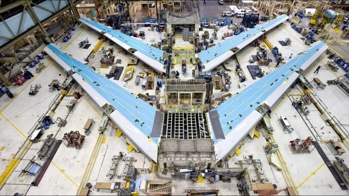 Боинг 737 на заводе