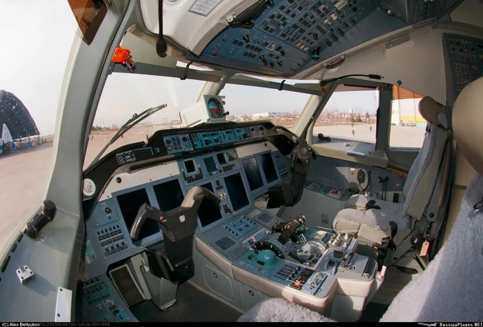Ту-204см кабина