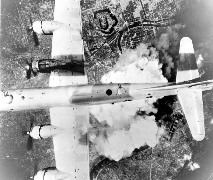 Б-29 бомбардировщик Хиросима