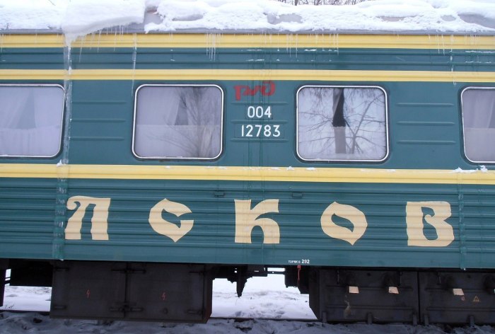 Фирменный поезд «Псков» 010а
