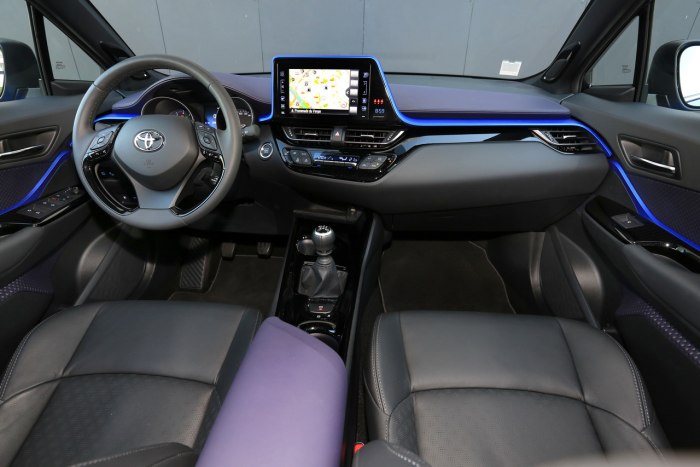 Тойота c-HR 2020 салон