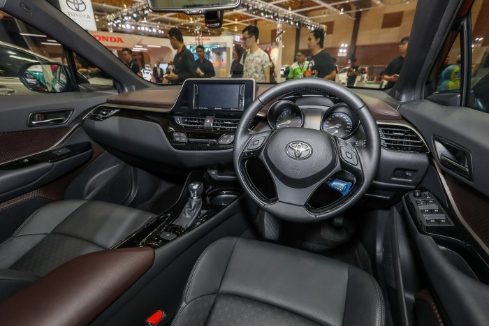 Тойота c-HR 2023