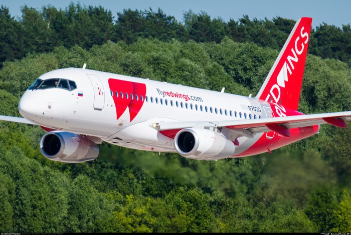 SSJ-100 самолет Red Wings