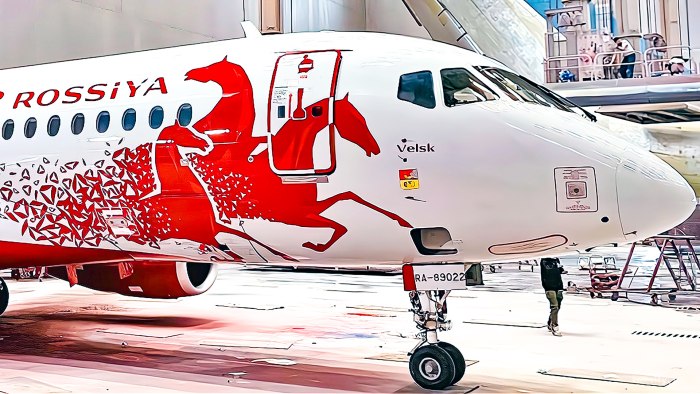 Самолет Superjet 100 авиакомпания Россия