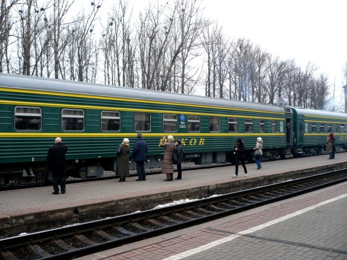 Фирменный поезд «Псков» 010а