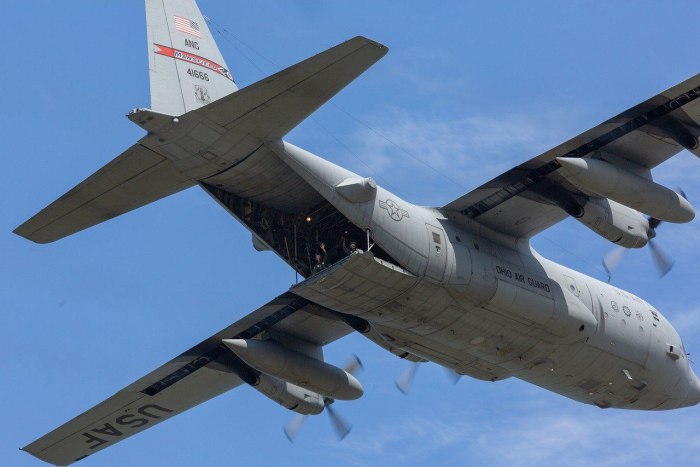 С-130 самолет