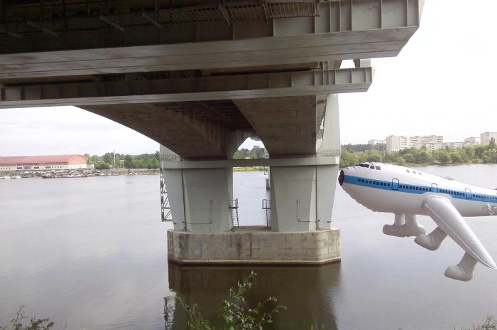 Пролет под мостом в Новосибирске на миг-17