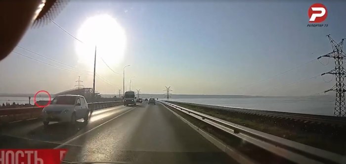 Самолет под мостом
