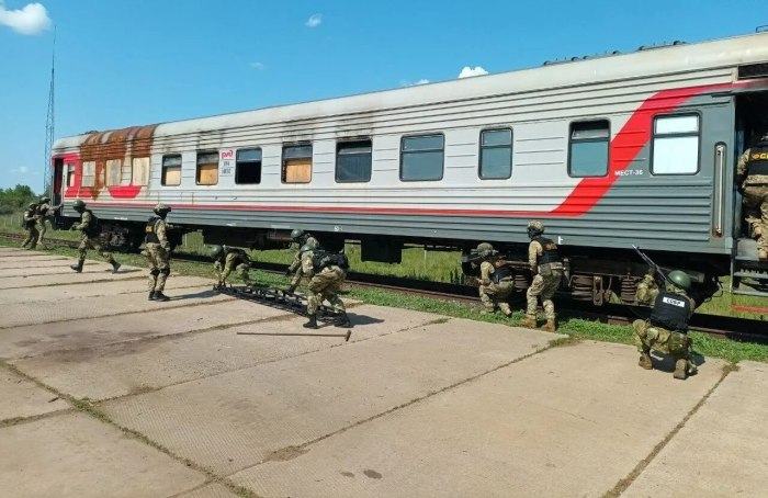 Поезд с вагонами на станции