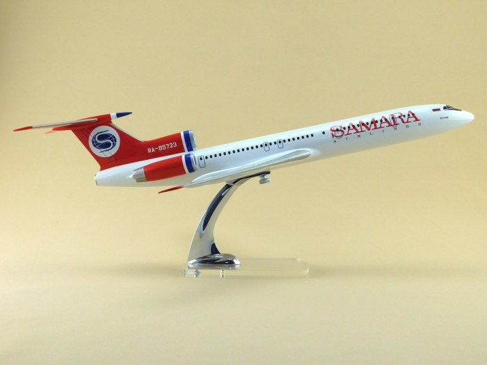 Подарочная модель самолета на подставке