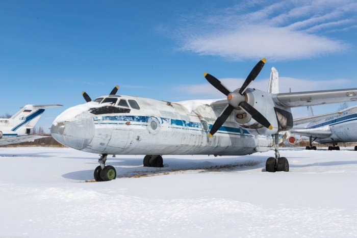 АН-26 военно-транспортный самолёт салон