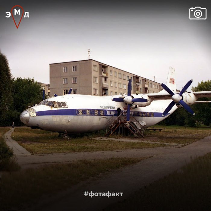 АН-12 пассажирский самолёт