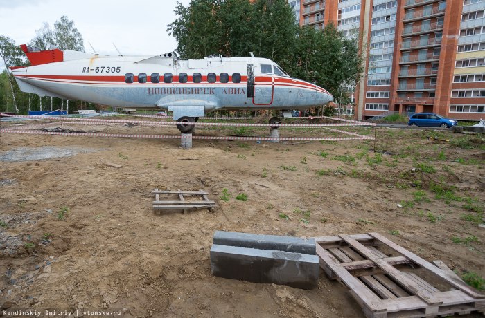 Самолёт во дворе Томска