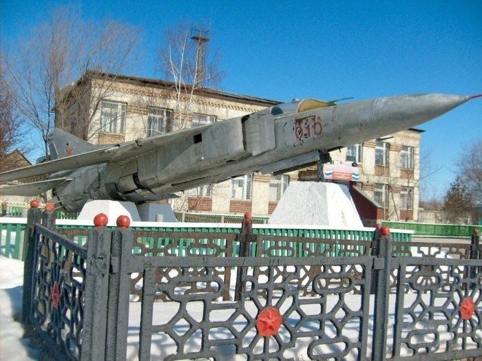 Памятник-самолет миг-23 Ахтубинск