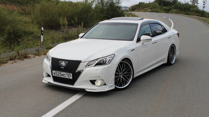 Toyota Crown athlete 2014