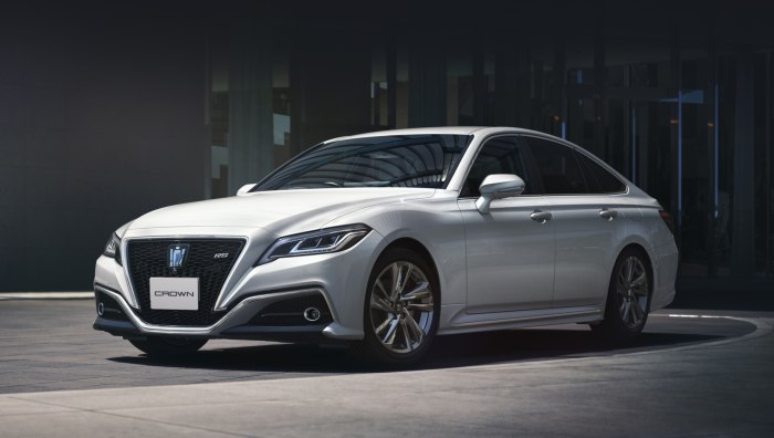 Toyota Crown 2023 седан
