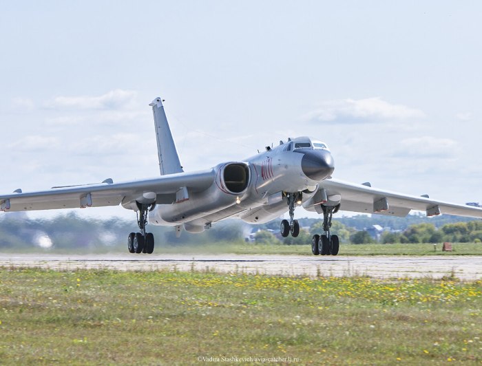 Самолет бомбардировщик ту 16